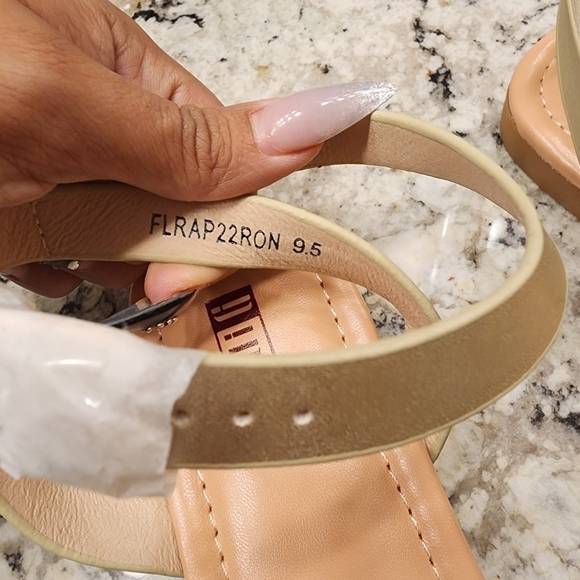 IDIFU strappy double cross Band silver gold Sandals 9.5 new - Picture 4 of 6